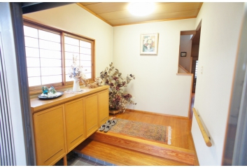 【建物内】　玄関も広々