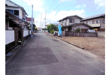 前面道路は幅約6.3mの広さ