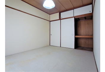 1階約6帖和室 大きな押し入れもあって使い勝手