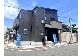 前面道路広々しています。