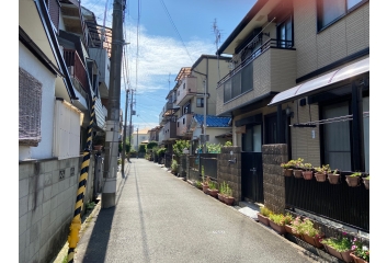 前面道路も広く、ゆとりがあります。