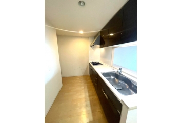 台所:食器棚とレンジ台を置いても後ろがゆったりしてます。