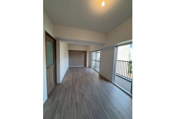 リビング：白樺を基調としたデザインで落ち着いた雰囲気があります。