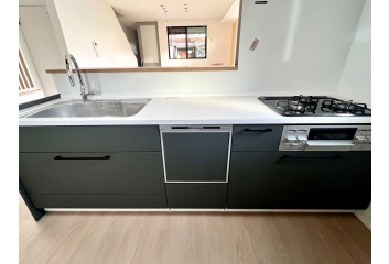 タッチレス水栓・食器洗い乾燥機など機能性良好♪